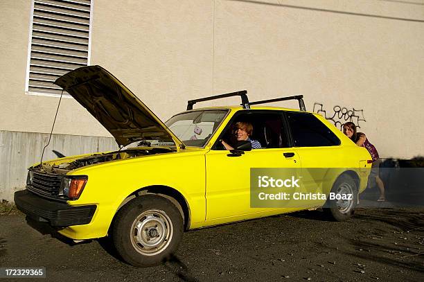 Сломанный Вниз — стоковые фотографии и другие картинки Автомобиль - Автомобиль, Толкать, Жёлтый