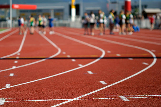 pista e campo (aquecimento - track and field running track sports track beginnings imagens e fotografias de stock