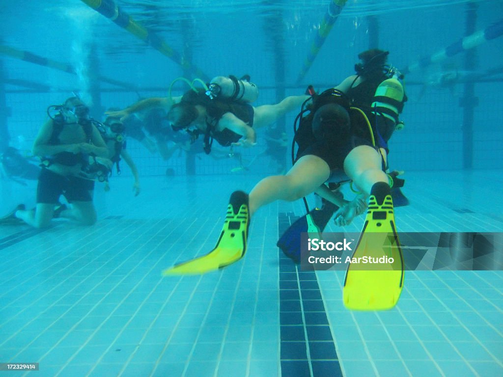 Plongeurs dans une piscine - Photo de Plongée sous-marine autonome libre de droits