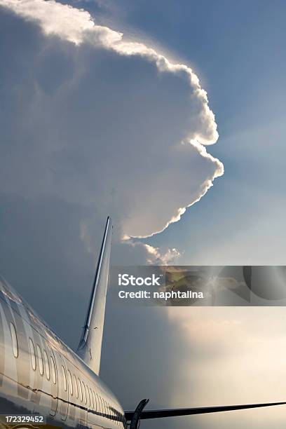 Nuvens Sobre Um Plano - Fotografias de stock e mais imagens de Aeroporto - Aeroporto, Alfalto, Anoitecer