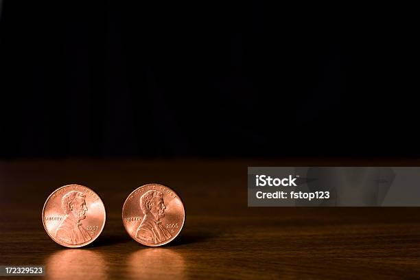 Zwei Copper Lincoln Head Pennies Vor Schwarzem Hintergrund Stockfoto und mehr Bilder von 1-Cent-Stück