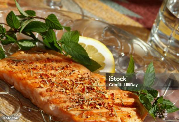 Salmão Grelhado - Fotografias de stock e mais imagens de Alimentação Saudável - Alimentação Saudável, Comida, Comida e Bebida