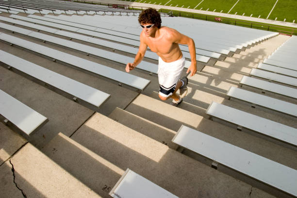 extenuante treino no estádio stairs - running athlete staircase teenager imagens e fotografias de stock