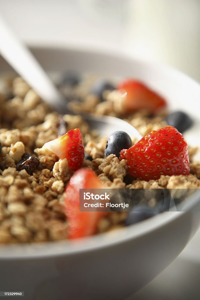 Frühstück Fotos: Müsli mit Erdbeeren und Heidelbeeren - Lizenzfrei Frühstücksflocken Stock-Foto