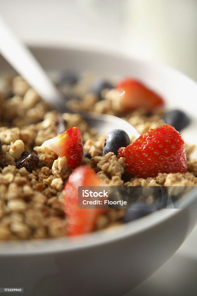 Prima colazione immagini: Cereali con fragole, mirtilli - Foto stock royalty-free di Cereali da colazione