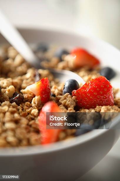 Prima Colazione Immagini Cereali Con Fragole Mirtilli - Fotografie stock e altre immagini di Cereali da colazione