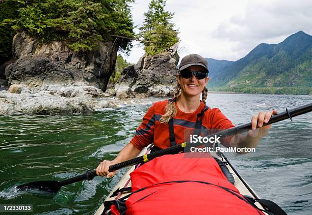 Mulher Caiaque No Canadá - Fotografias de stock e mais imagens de Ilha de Vancouver - Ilha de Vancouver, Caiaque - Barco a Remos, Caiaque no Mar