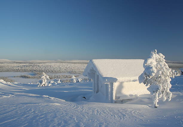 congelados cabana de madeira - cabin snow finland lapland imagens e fotografias de stock