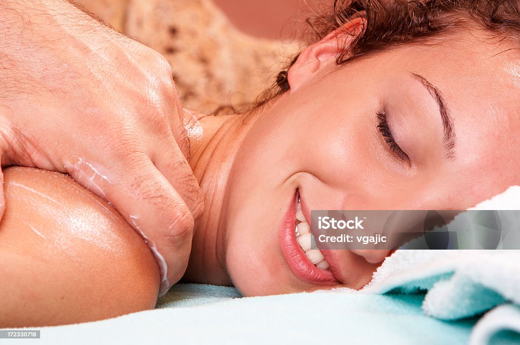 Mädchen, genießen Sie eine massage - Lizenzfrei Massieren Stock-Foto