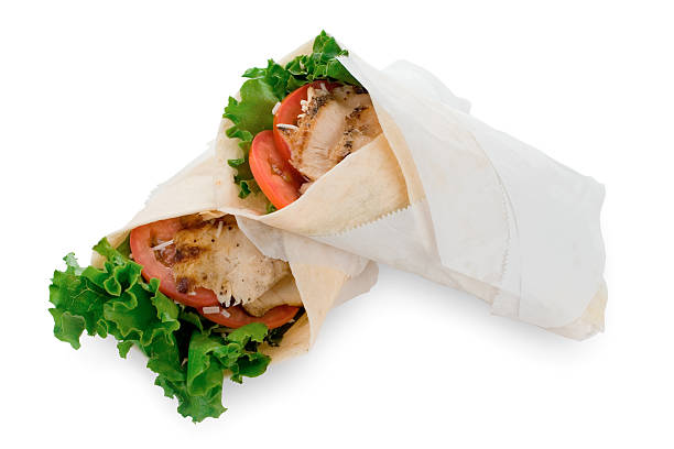 курица гриль кесарь платки - wrap бутерброд стоковые фото и изображения