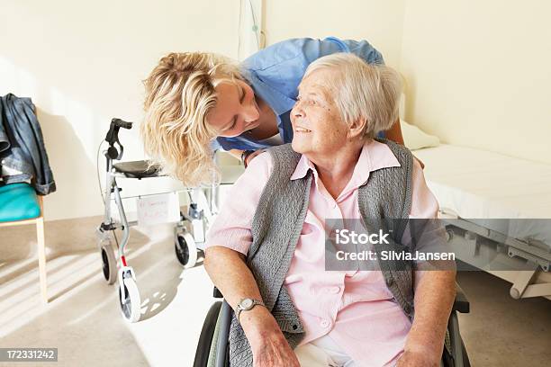 Foto de Mulher Sênior Em Cadeira De Rodas Com Jovens Tipo Cuidadora e mais fotos de stock de Hospital