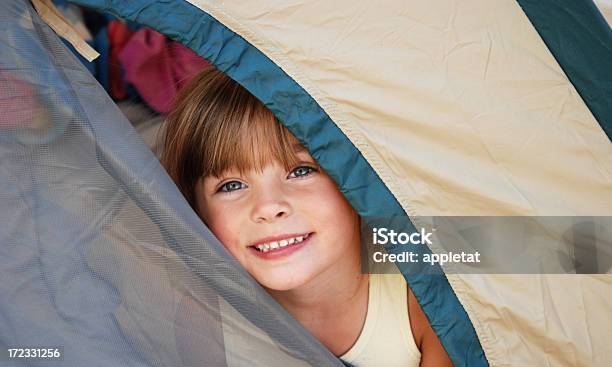 Carpa Echar Un Vistazo Foto de stock y más banco de imágenes de Tienda de campaña - Tienda de campaña, Niño, Aire libre