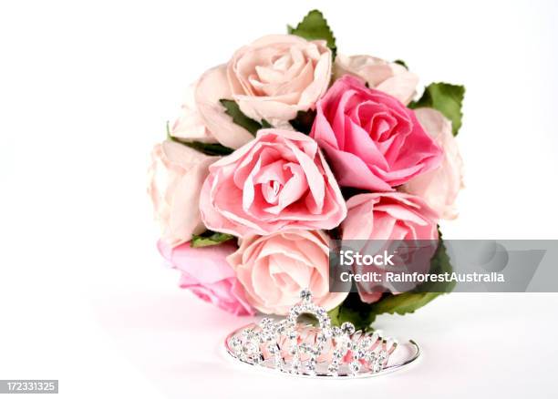 Tiara Y Rosas Rosadas Foto de stock y más banco de imágenes de Animal hembra - Animal hembra, Baile de estudiantes de secundaria, Belleza