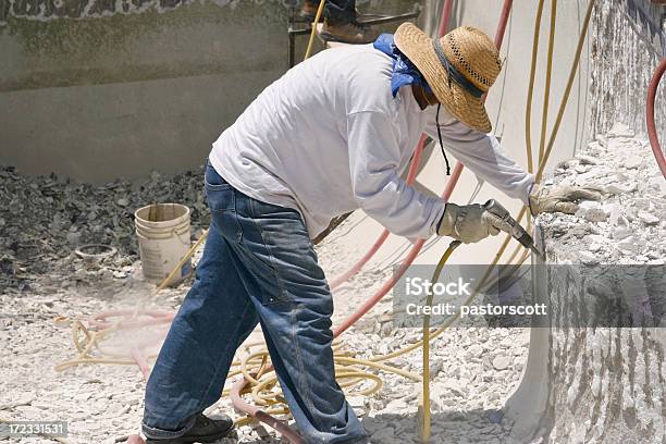 Chiseler Polvoriento Foto de stock y más banco de imágenes de Piscina - Piscina, Demoler, Polvo