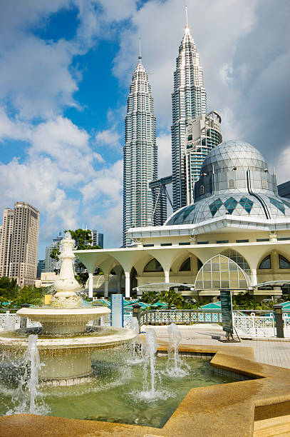 istock Asy-Syakirin Mosque with Petronas Towers 172331589