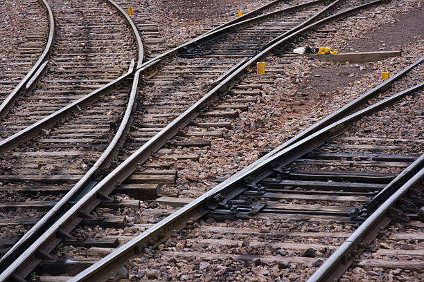 railroad faixas de atravessar, linhas convergentes, combinando perto de machu picchu, peru - railroad track uncertainty freight transportation choice - fotografias e filmes do acervo