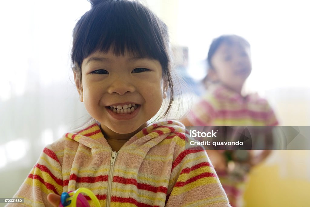 Ritratto di bambino asiatico in sala giochi in casa, spazio di copia - Foto stock royalty-free di Vietnamita