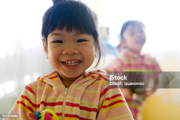 Ritratto Di Bambino Asiatico In Sala Giochi In Casa Spazio Di Copia - Fotografie stock e altre immagini di Vietnamita