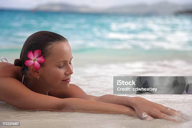 Mulher No Shoreline - Fotografias de stock e mais imagens de Adulto - Adulto, Alívio, Apanhar Sol