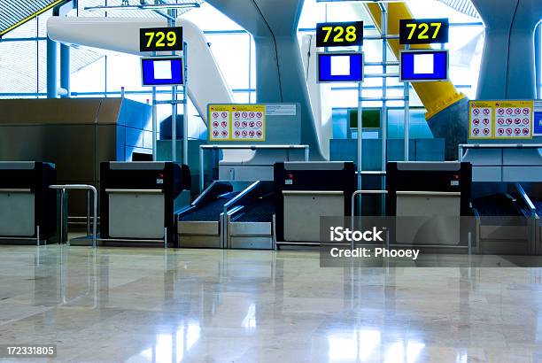 Foto de Balcão De Checkin Do Aeroporto e mais fotos de stock de Aeroporto - Aeroporto, Armação de Madeira, Arquitetura