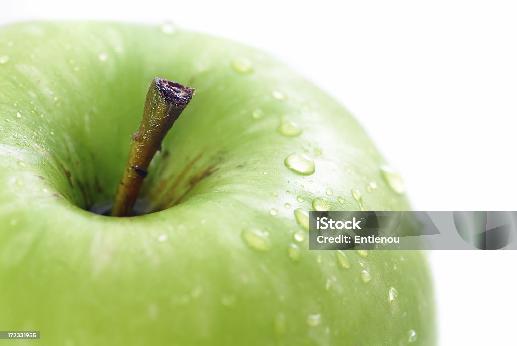 Grüner Apfel mit Wasser Tropfen (Makro - Lizenzfrei Apfel Stock-Foto