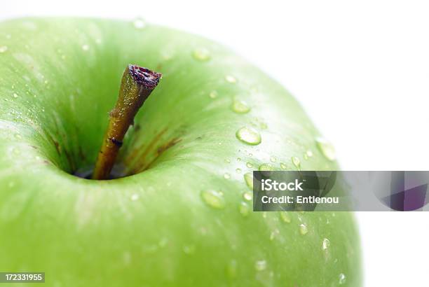 Grüner Apfel Mit Wasser Tropfen Makro Stockfoto und mehr Bilder von Apfel - Apfel, Grün, Apfelsorte Granny Smith