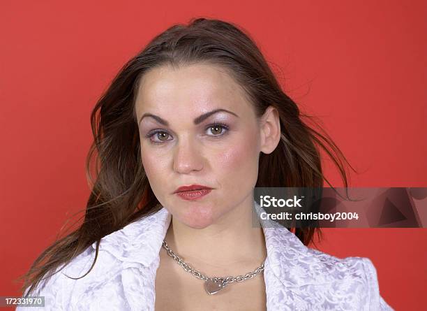 Zdjęcie Brunette Kobieta Na Czerwonym Tle - zdjęcia stockowe i więcej obrazów 20-24 lata - 20-24 lata, 20-29 lat, Barwne tło