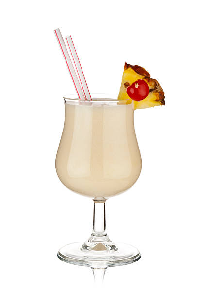 pina colada tropischen drink schuss vor weißem hintergrund - fruchtgarnierung stock-fotos und bilder
