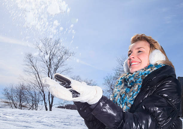 冬の女性-側面雪 - beauty in nature casual smart casual sex symbol ストックフォトと画像