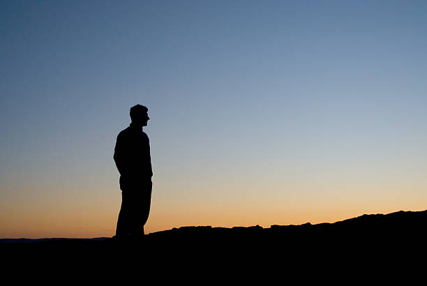 Homem contemplates seu futuro - fotografia de stock