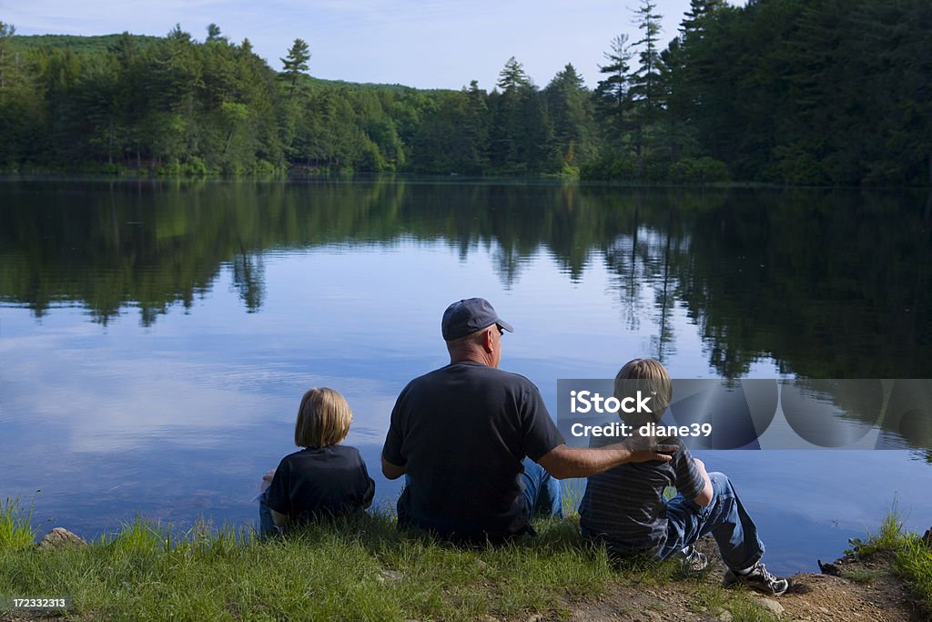 Abuelo y grandsons la pesca. - Foto de stock de Abuelo libre de derechos