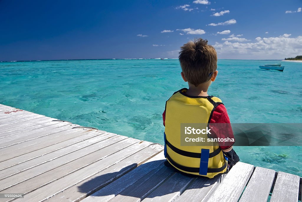 Garçon donnant sur le lagon - Photo de Adolescent libre de droits