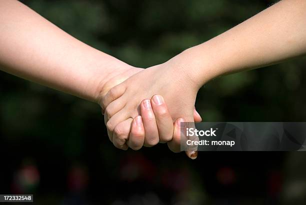 De Mãos Dadas - Fotografias de stock e mais imagens de De Mãos Dadas - De Mãos Dadas, Sem Higiene, Sujo