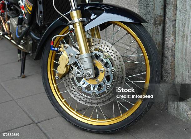 Parking Motocykl - zdjęcia stockowe i więcej obrazów Motocykl - Motocykl, Na krawędzi, Złoto - metal
