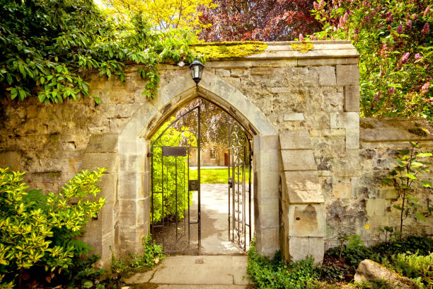 istock Gate to the Garden - Oxford, England 172332578
