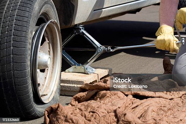 Rueda Pinchada De Fijación Foto de stock y más banco de imágenes de Camioneta - Camioneta, Camión de peso pesado, Neumático