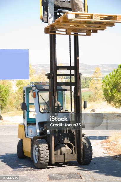 Foto de Empilhadeira e mais fotos de stock de Armazém - Armazém, Armazém de distribuição, Aço