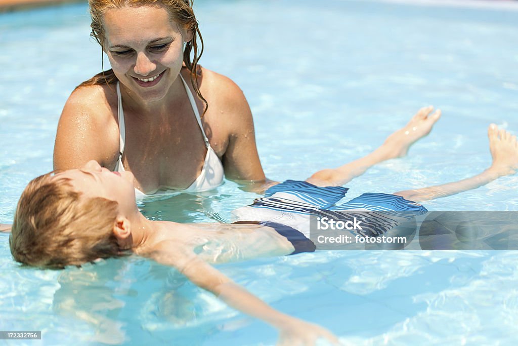 Маленький мальчик, плавающие в бассейне - Стоковые фото 30-39 лет роялти-фри