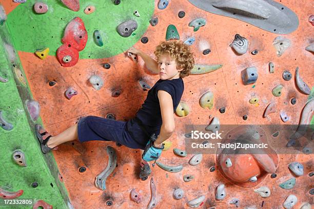 Ragazzo Arrampicata - Fotografie stock e altre immagini di Bambino - Bambino, Muro, Spostarsi verso l'alto