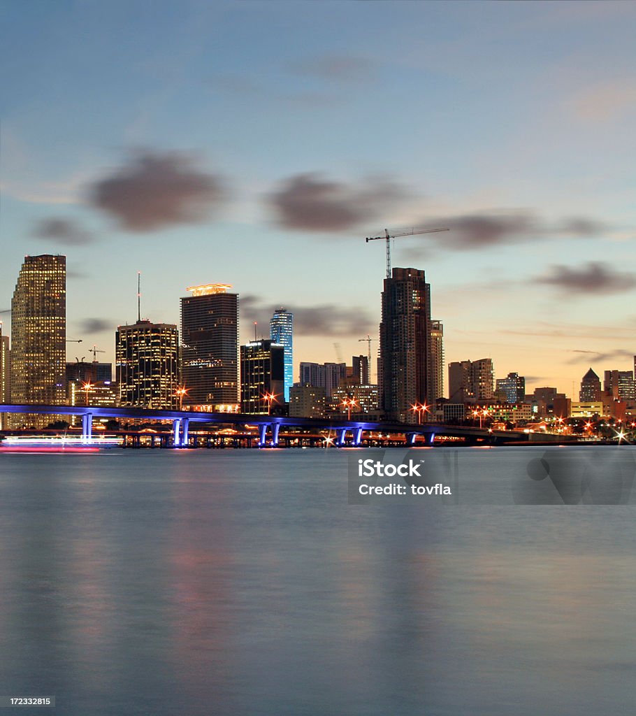 El centro de la ciudad de Miami en el crepúsculo - Foto de stock de Agua libre de derechos