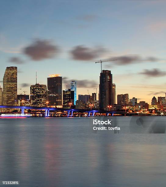 El Centro De La Ciudad De Miami En El Crepúsculo Foto de stock y más banco de imágenes de Agua - Agua, Aire libre, Anochecer
