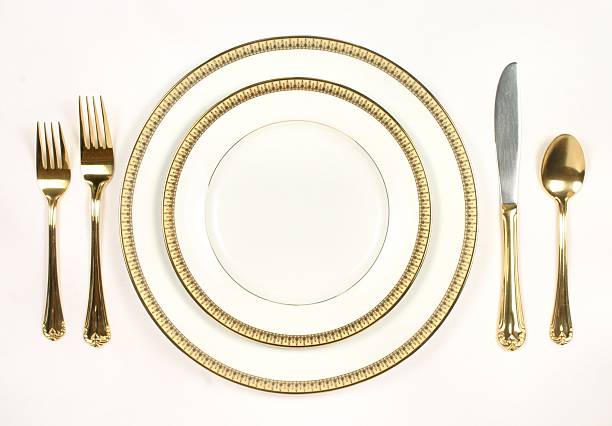 elegante tisch-einstellung mit weiß und gold-teller und besteck - silverware fork dishware spoon stock-fotos und bilder