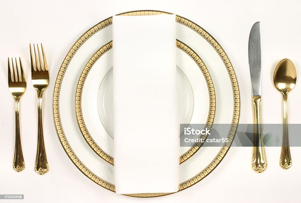 Elegante disposición de mesas blancas y oro 2 - Foto de stock de Blanco - Color libre de derechos