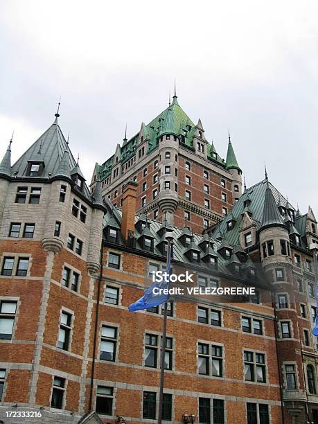 Ниже Fairmont Le Château Frontenac — стоковые фотографии и другие картинки Вертикальный - Вертикальный, Верхний ракурс, Восстанавливать