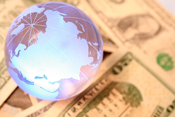raggiante mondo - global finance currency earth macro foto e immagini stock