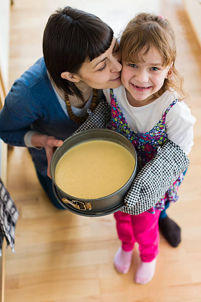 mãe e filha bicarbonato um bolo - family germany baking berlin germany imagens e fotografias de stock