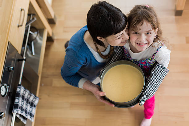 mãe e filha bicarbonato um bolo - family germany baking berlin germany imagens e fotografias de stock