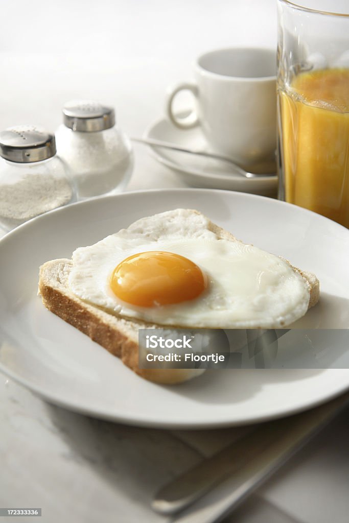 Frühstück Fotos: Spiegelei auf Toast, Orangensaft, Kaffee - Lizenzfrei Brotsorte Stock-Foto