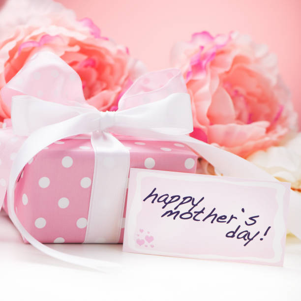 istock Present box on pink with mothers day card 172333373