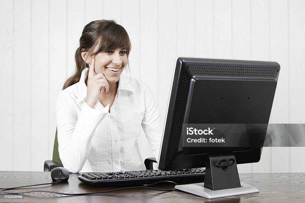 Mujer trabajando en una computadora - Foto de stock de 18-19 años libre de derechos